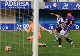 Javi Cueto anota el primer gol del Real Avilés ante el Valladolid Promesas.