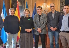 De izquierda a derecha, María José Ondina, presidente del Adba, Mariví Monteserín, alcaldesa de Avilés, Elisa Aguilar, presidenta de la Federación Española de Baloncesto, Juan Carlos Guerrero, concejal de Deportes del Ayuntamiento de Avilés, y Alberto Cuervo, presidente de la Federación de Baloncesto del Principado.