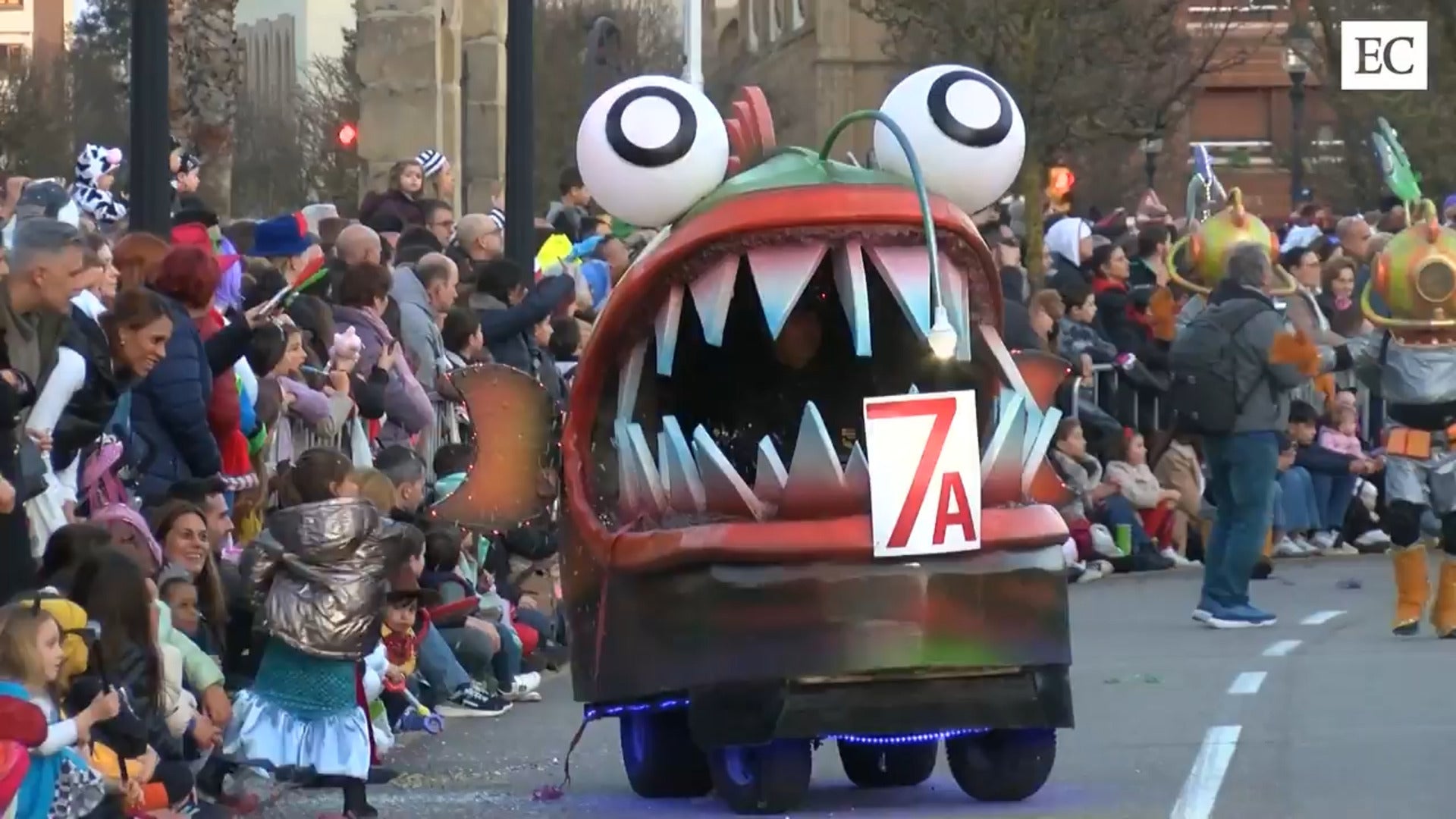 Las calles de Gijón se llenan de fantasía en el desfile del Antroxu 2025