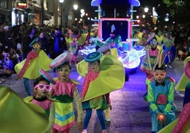 Las calles de Gijón se llenan de fantasía en el desfile del Antroxu 2025