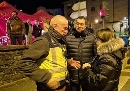 Adrián Barbón y Adriana Lastra conversan con la Policía Nacional sobre la situación.