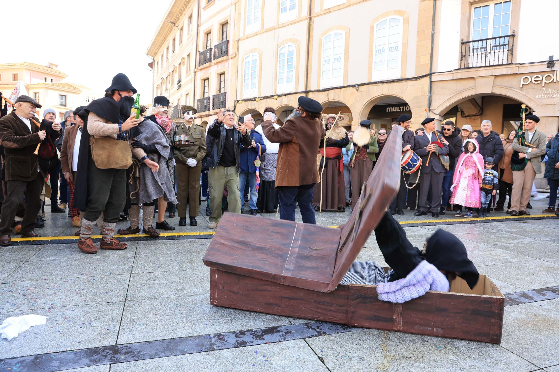 Los mazcaritos animan el Antroxu en Avilés