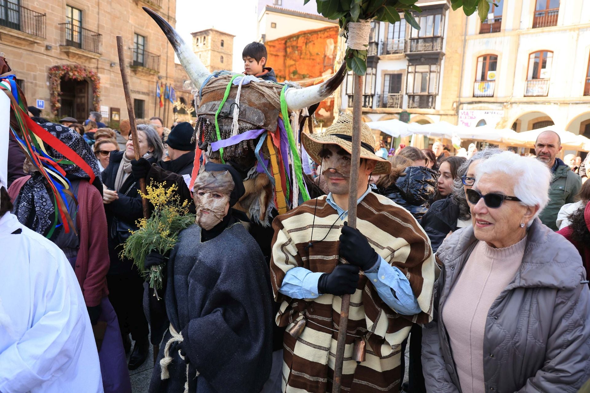 Los mazcaritos animan el Antroxu en Avilés