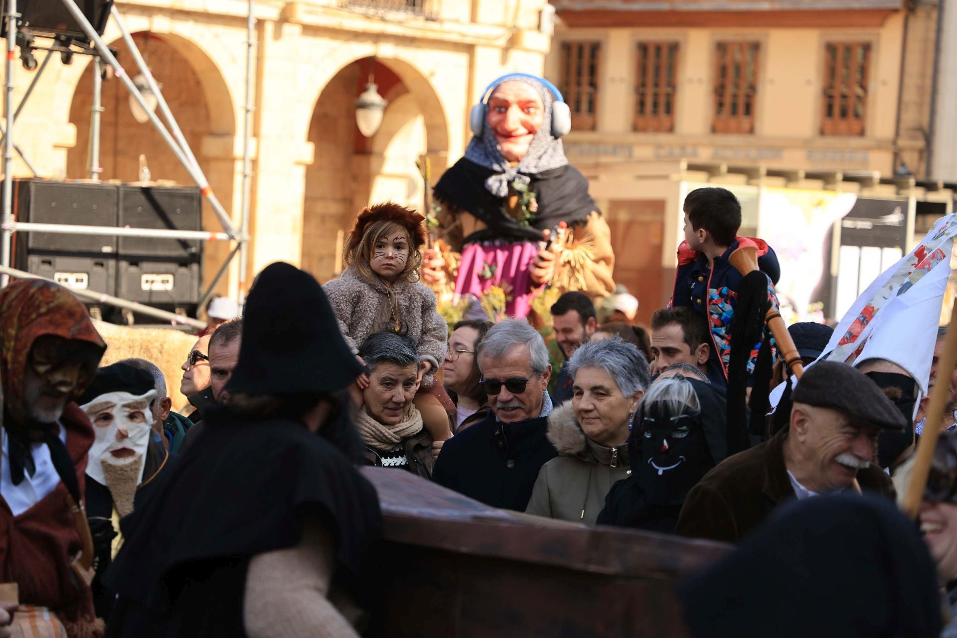 Los mazcaritos animan el Antroxu en Avilés