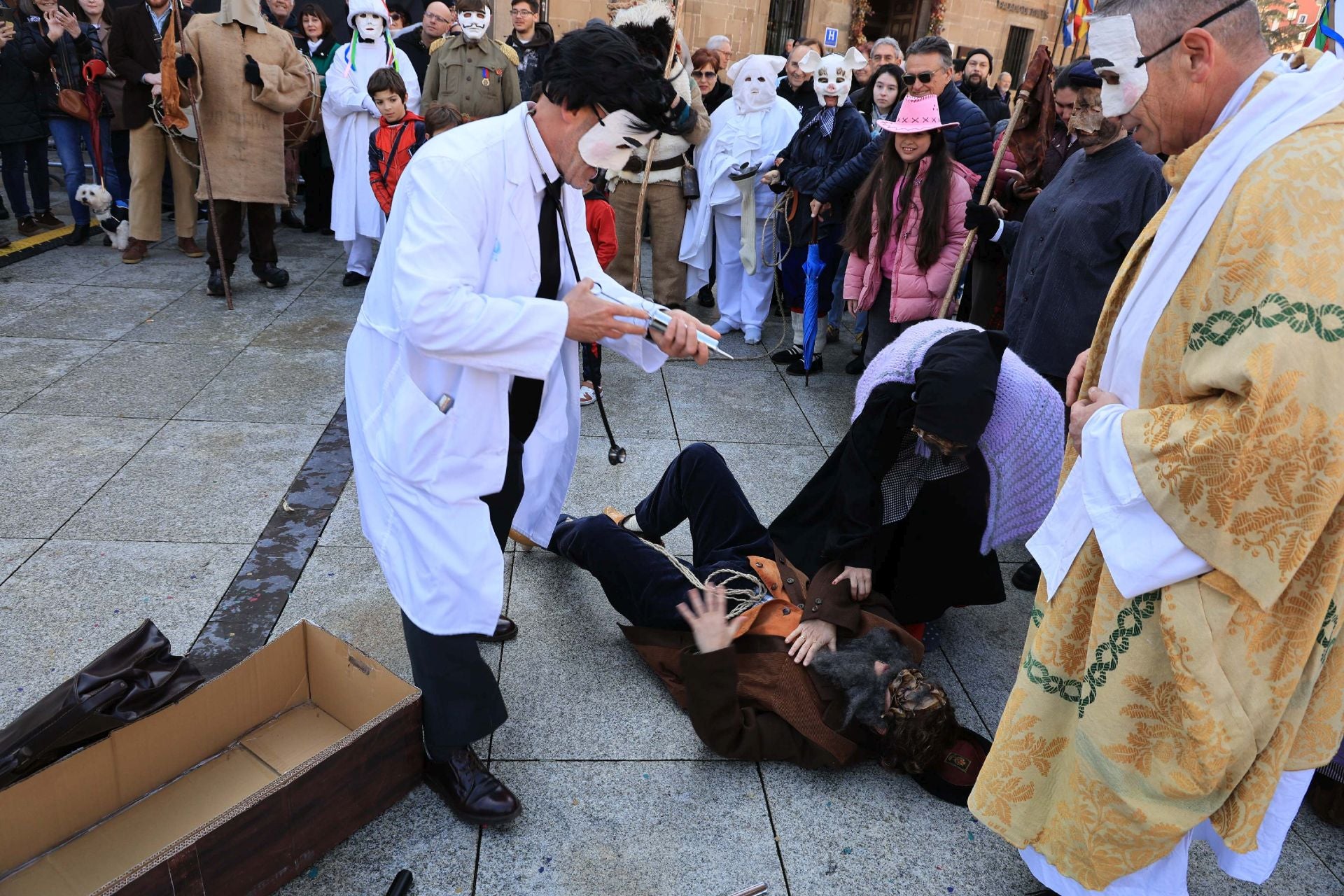 Los mazcaritos animan el Antroxu en Avilés