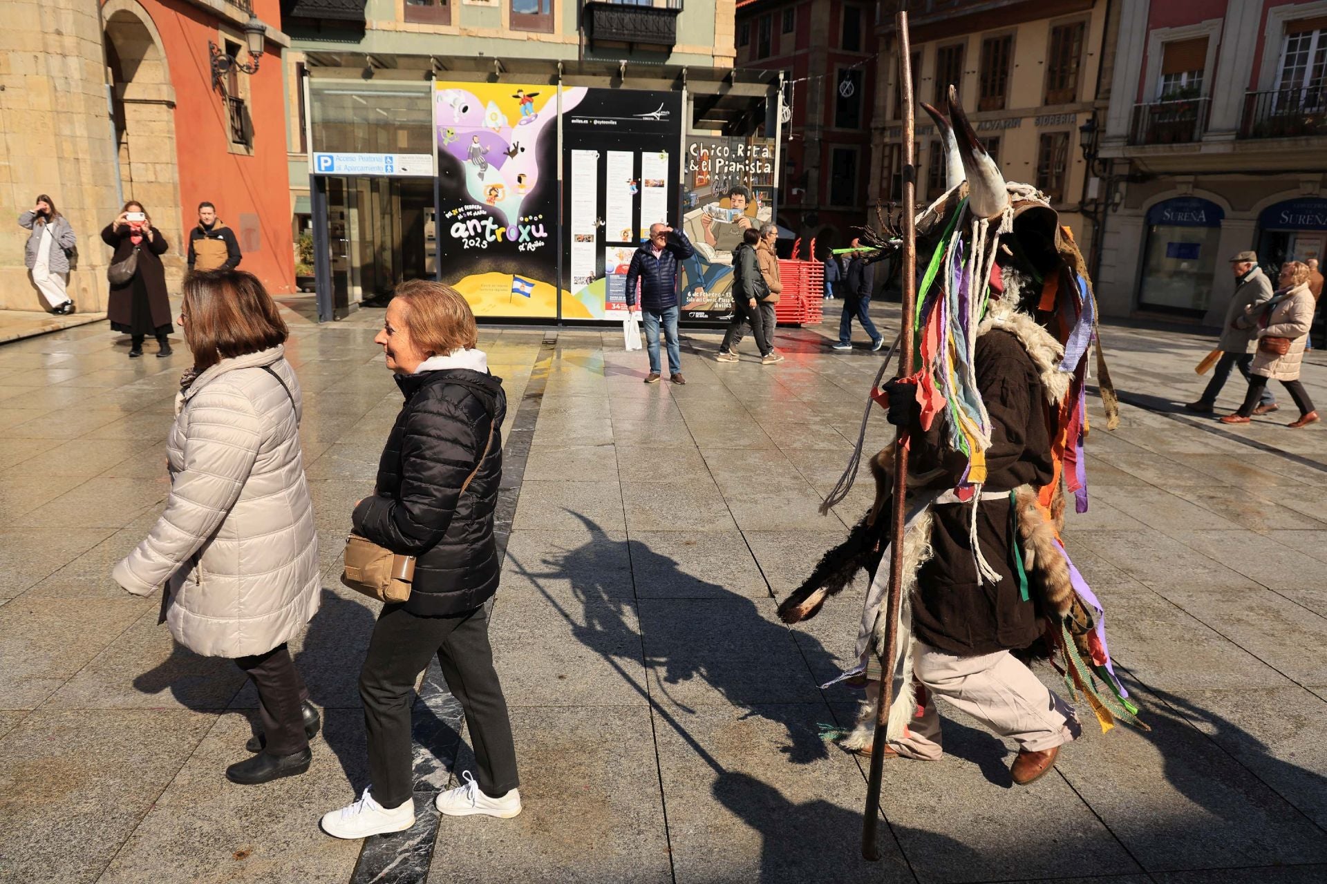 Los mazcaritos animan el Antroxu en Avilés