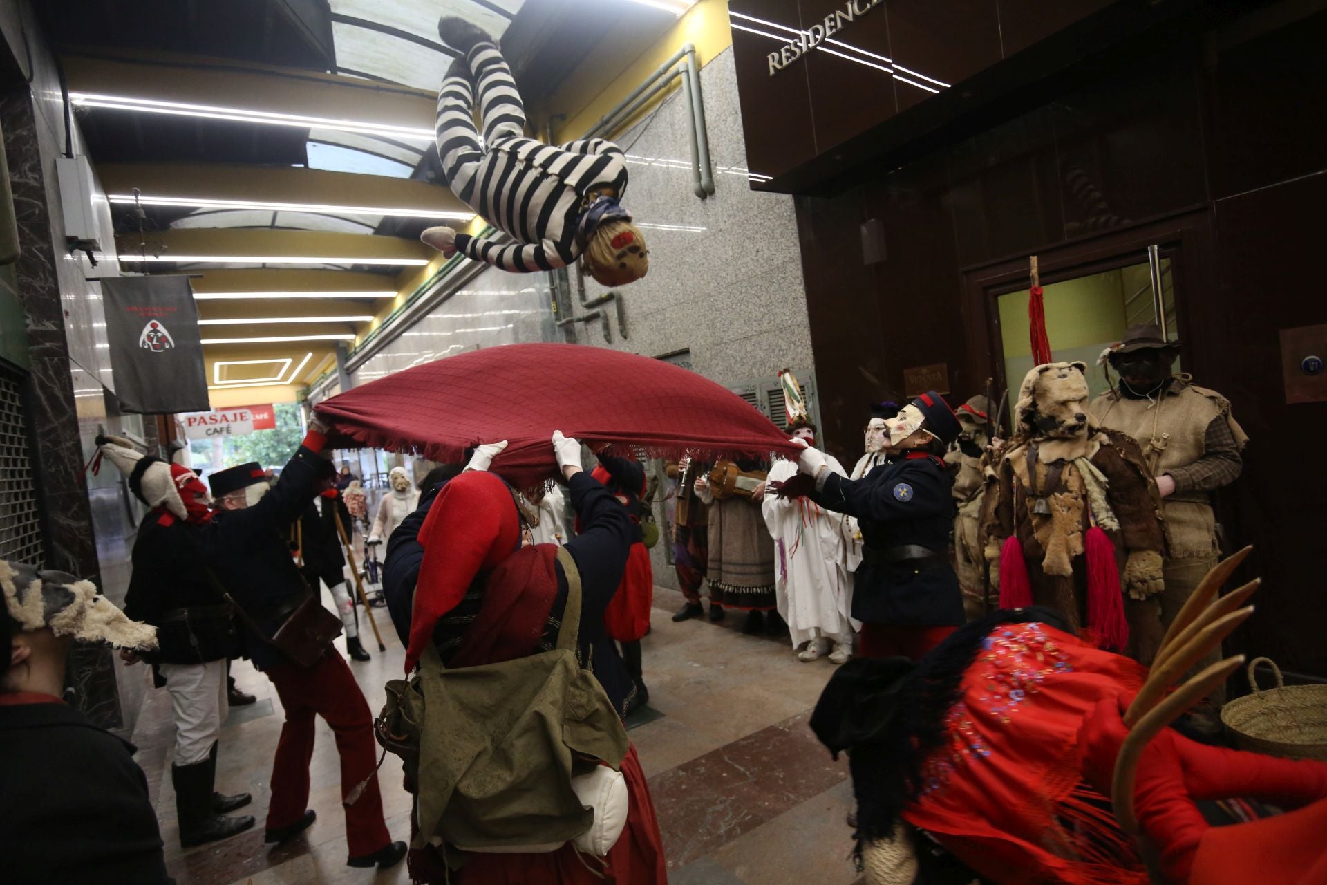 Mazcaritos reivindicativos desfilan en Oviedo