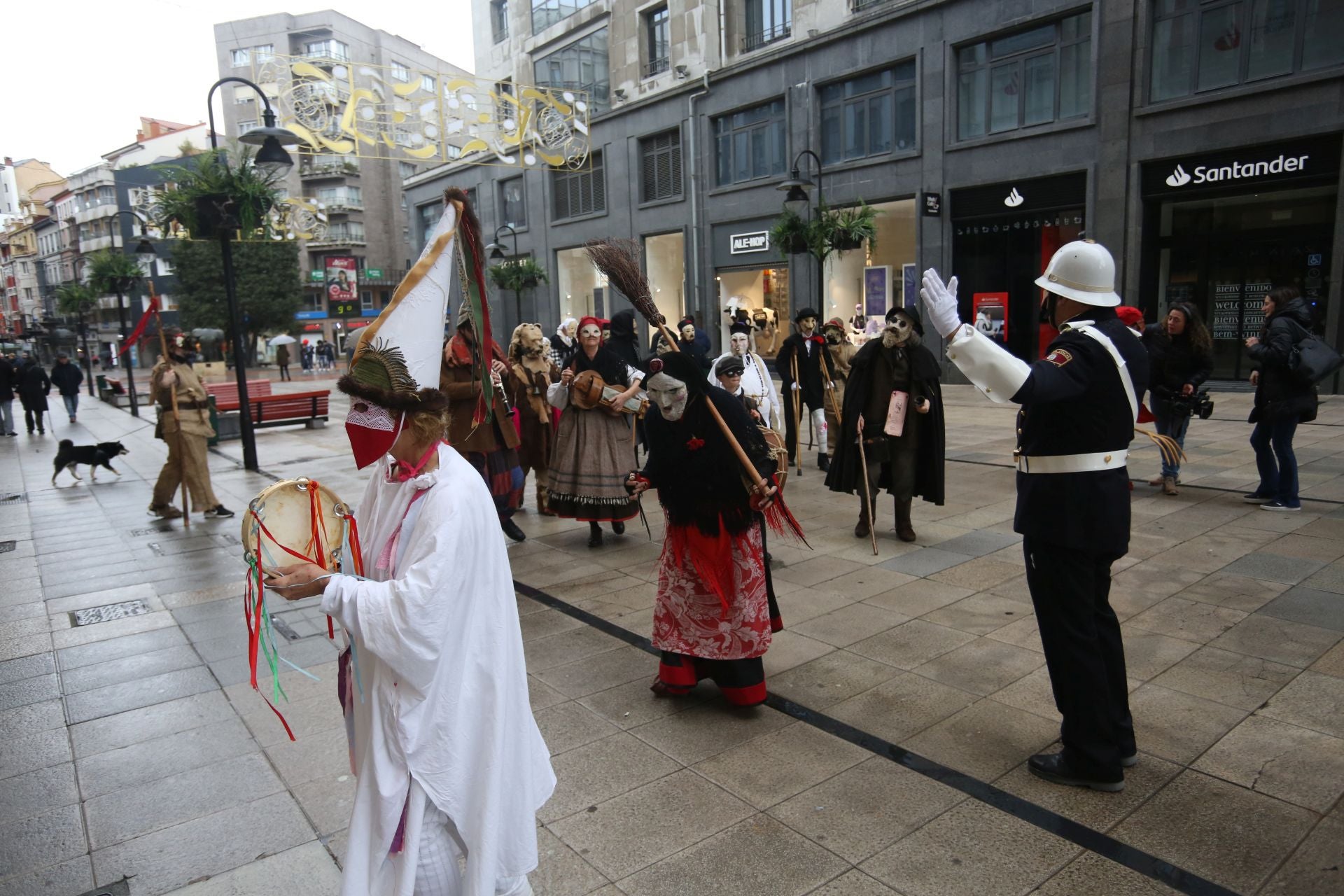 Mazcaritos reivindicativos desfilan en Oviedo