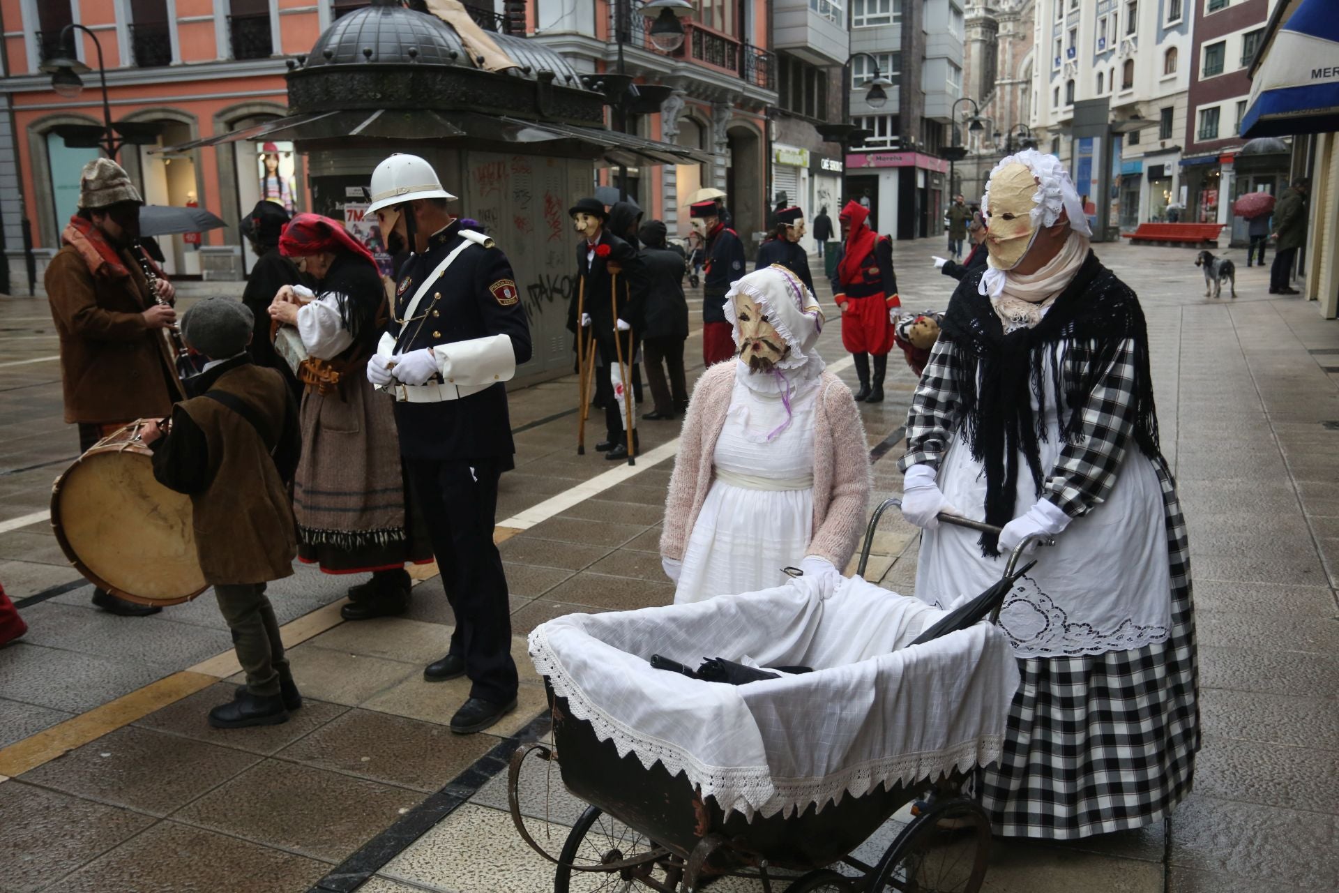 Mazcaritos reivindicativos desfilan en Oviedo