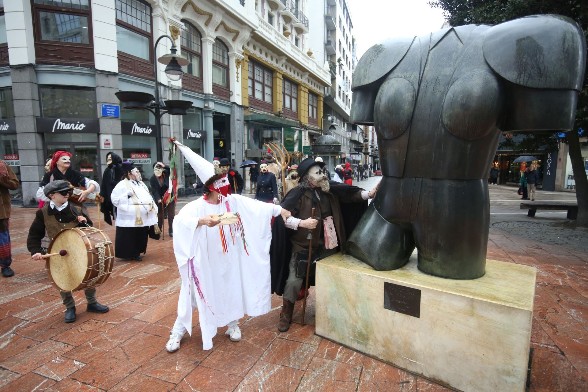 Mazcaritos reivindicativos desfilan en Oviedo