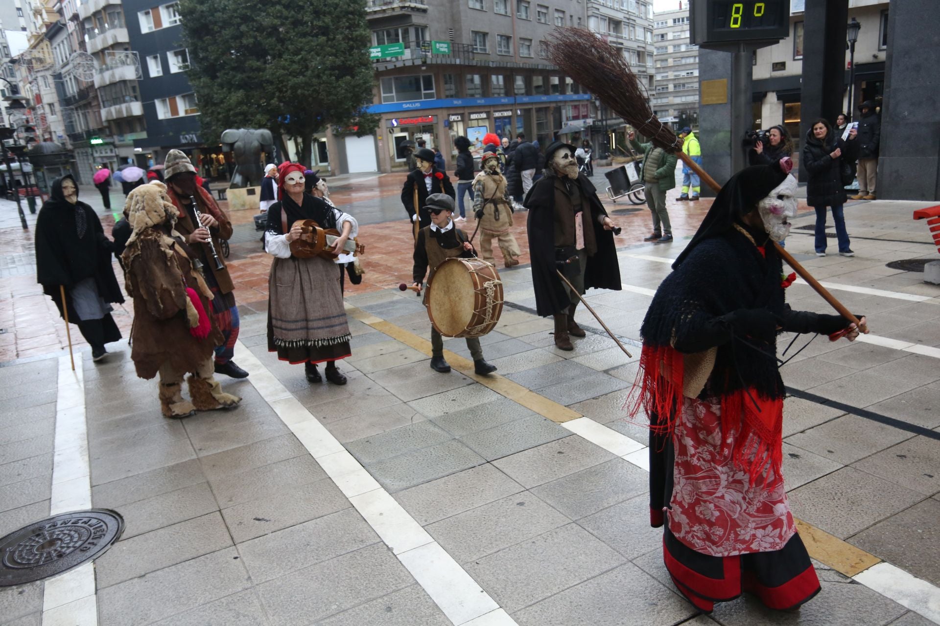 Mazcaritos reivindicativos desfilan en Oviedo