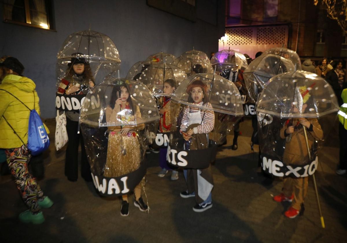 Diversión, música y todo tipo de disfraces en el Antroxu de Candás