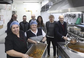 Esther Garrido y Ana Rosa Morán, cocineras de la Cocina Económica; Carlos Meana, secretario de la Cocina Económica; Daniel Salinas, jefe de cocina; Ignacio Blanco, vicepresidente de la Cocina Económica; Carla Álvarez, directora general de Promoción de Empleo; Ángel Lorenzo, presidente de Otea y Óliver Suárez, presidente de Divertia.