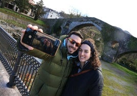 Gorka hermoso y Andrea Urteaga, dos turistas de Pamplona este lunes en Cangas de Onís.