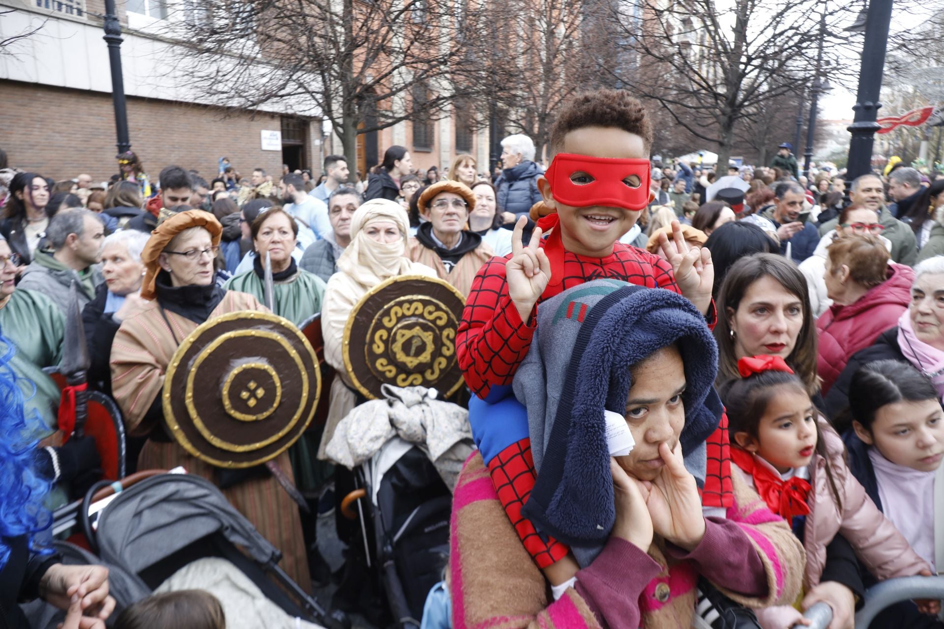 Gijón despide un Antroxu multitudinario con desfile fúnebre y premios