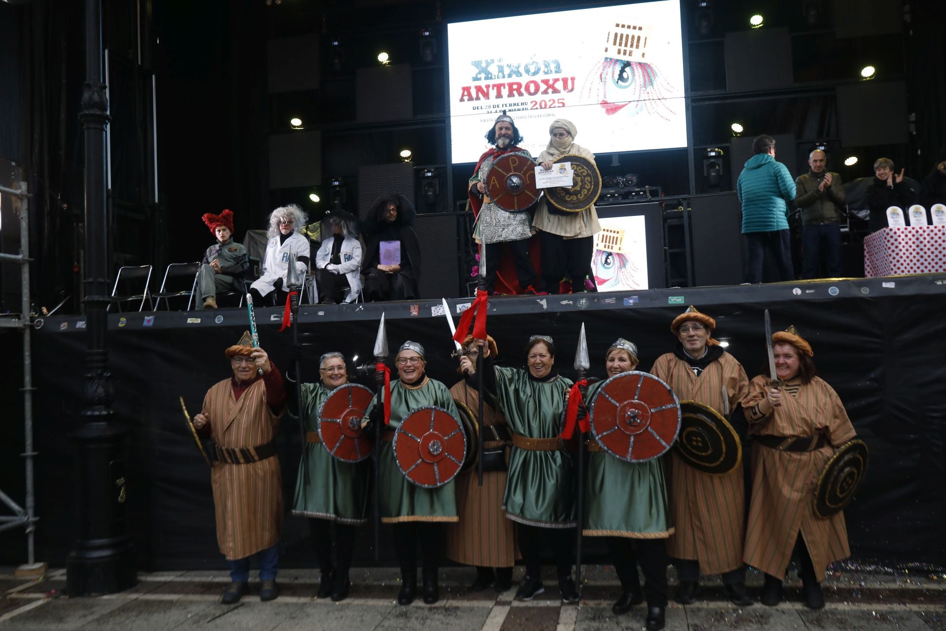 Gijón despide un Antroxu multitudinario con desfile fúnebre y premios