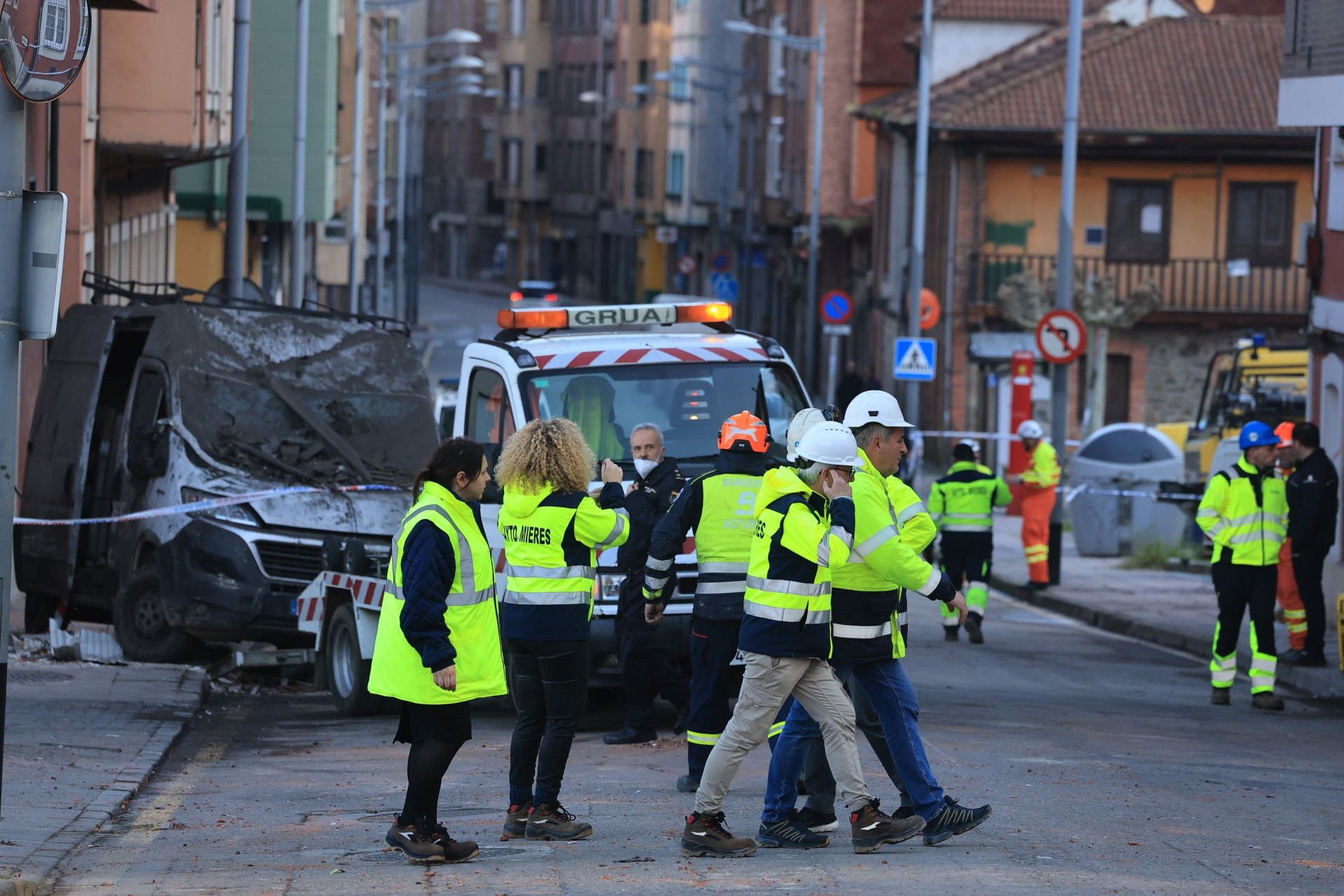 El día después de la explosión en Mieres, en imágenes