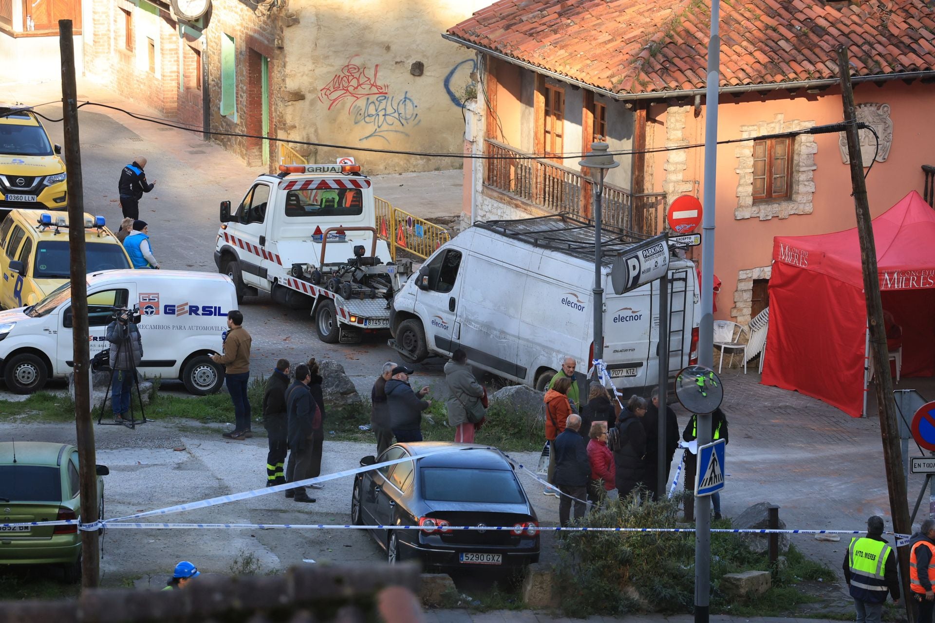 El día después de la explosión en Mieres, en imágenes
