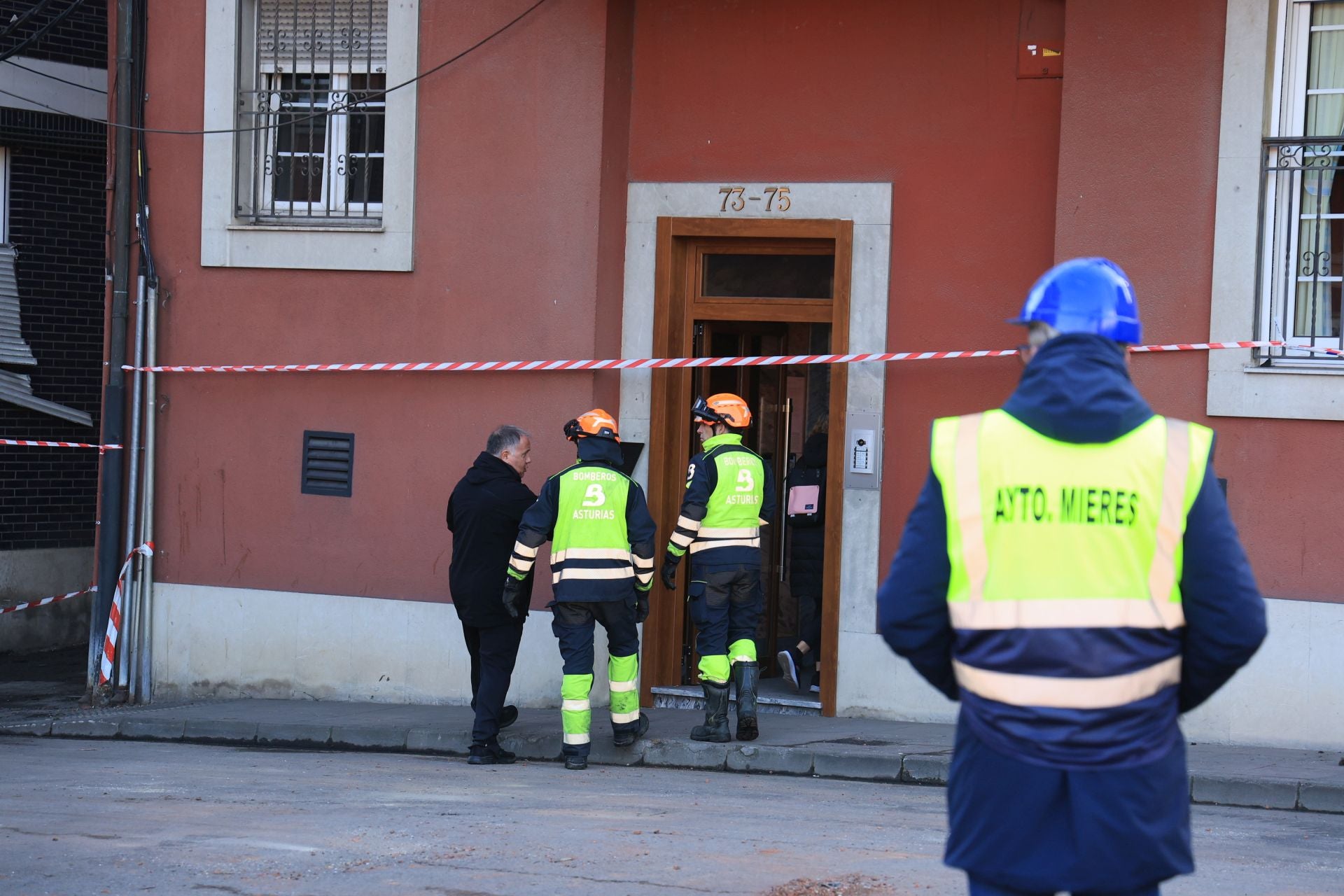 El día después de la explosión en Mieres, en imágenes