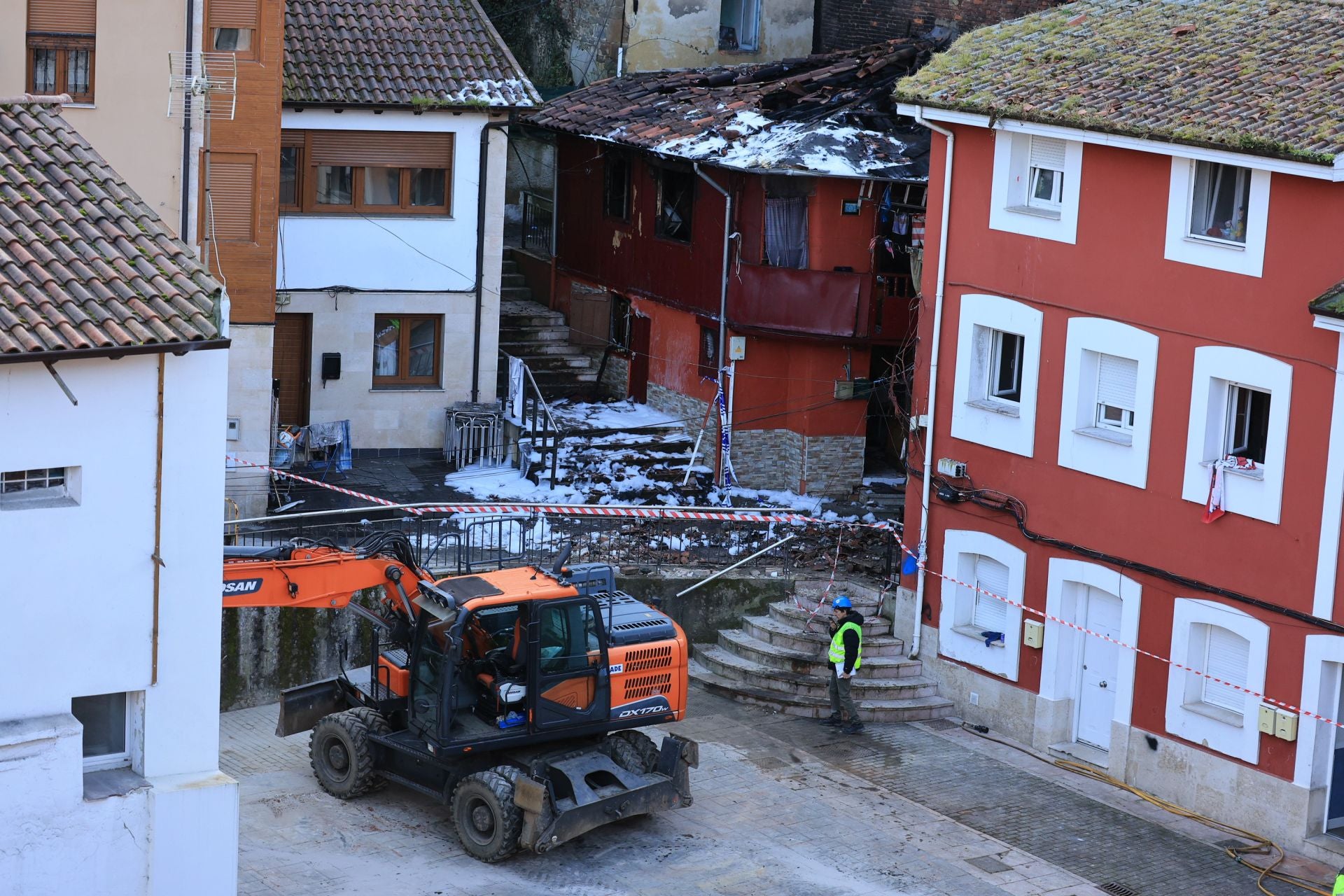 El día después de la explosión en Mieres, en imágenes