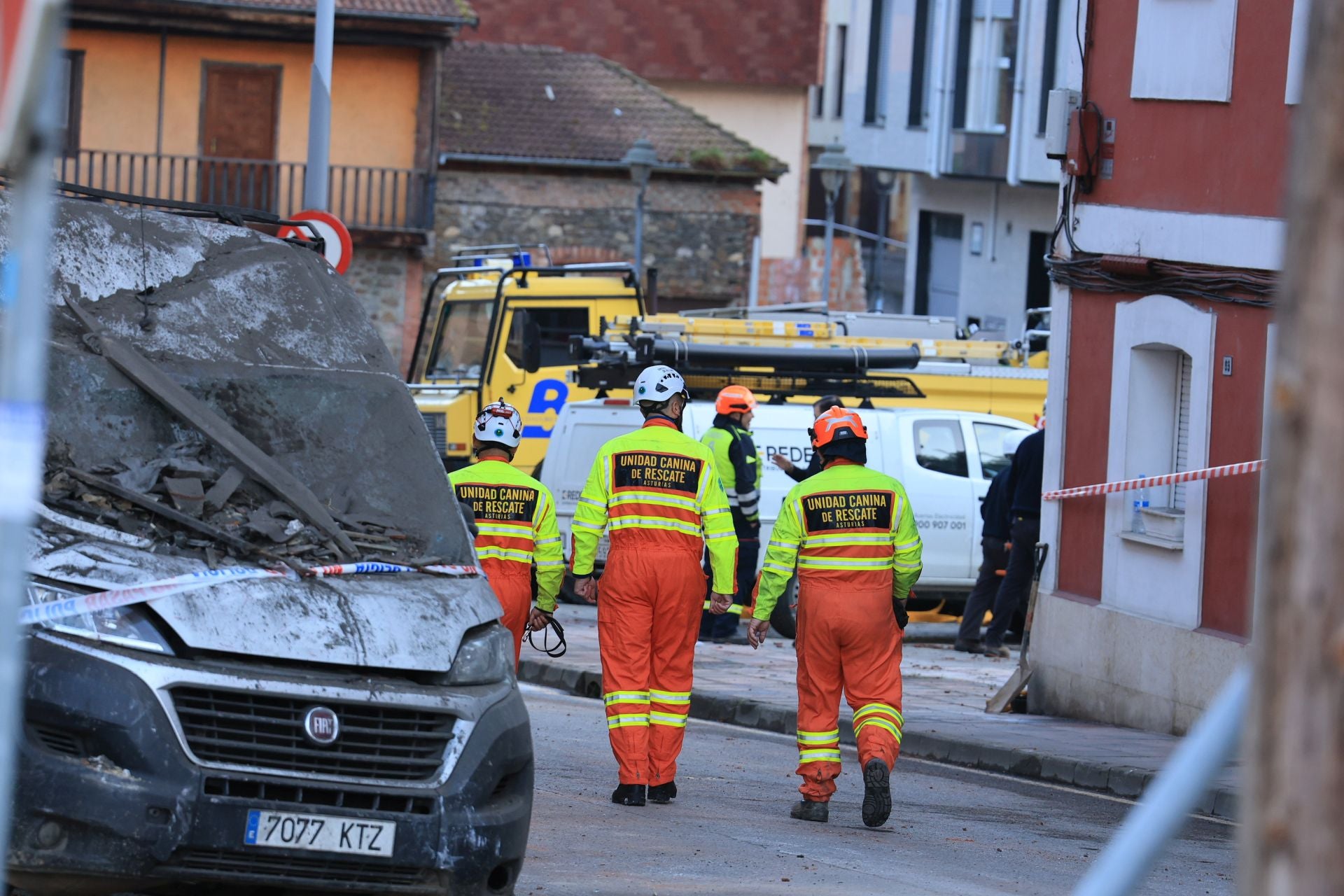 El día después de la explosión en Mieres, en imágenes