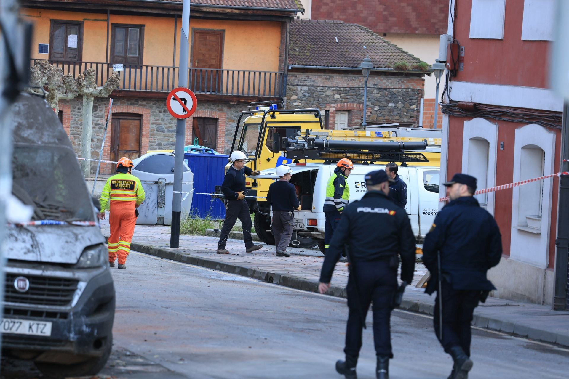 El día después de la explosión en Mieres, en imágenes