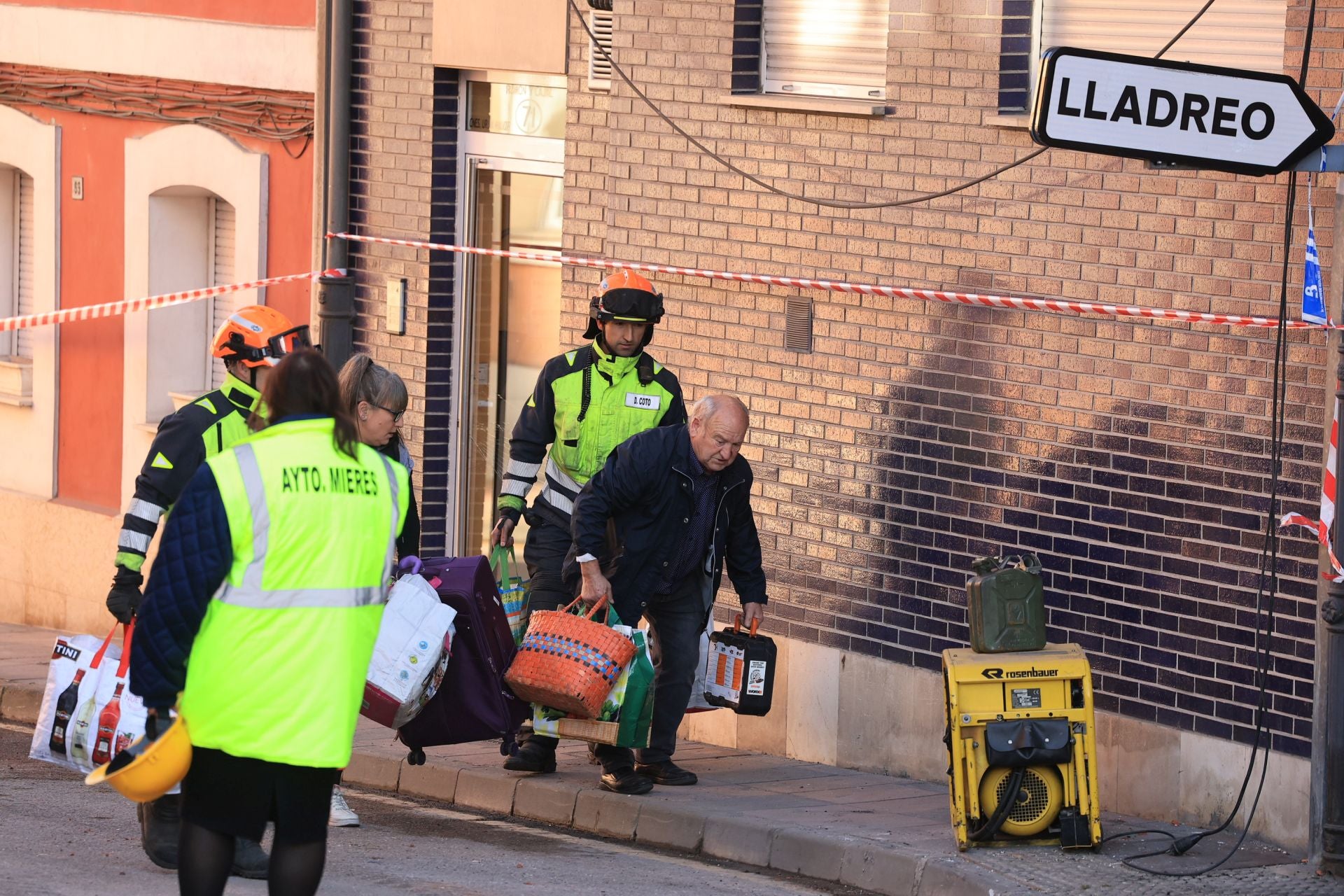 El día después de la explosión en Mieres, en imágenes