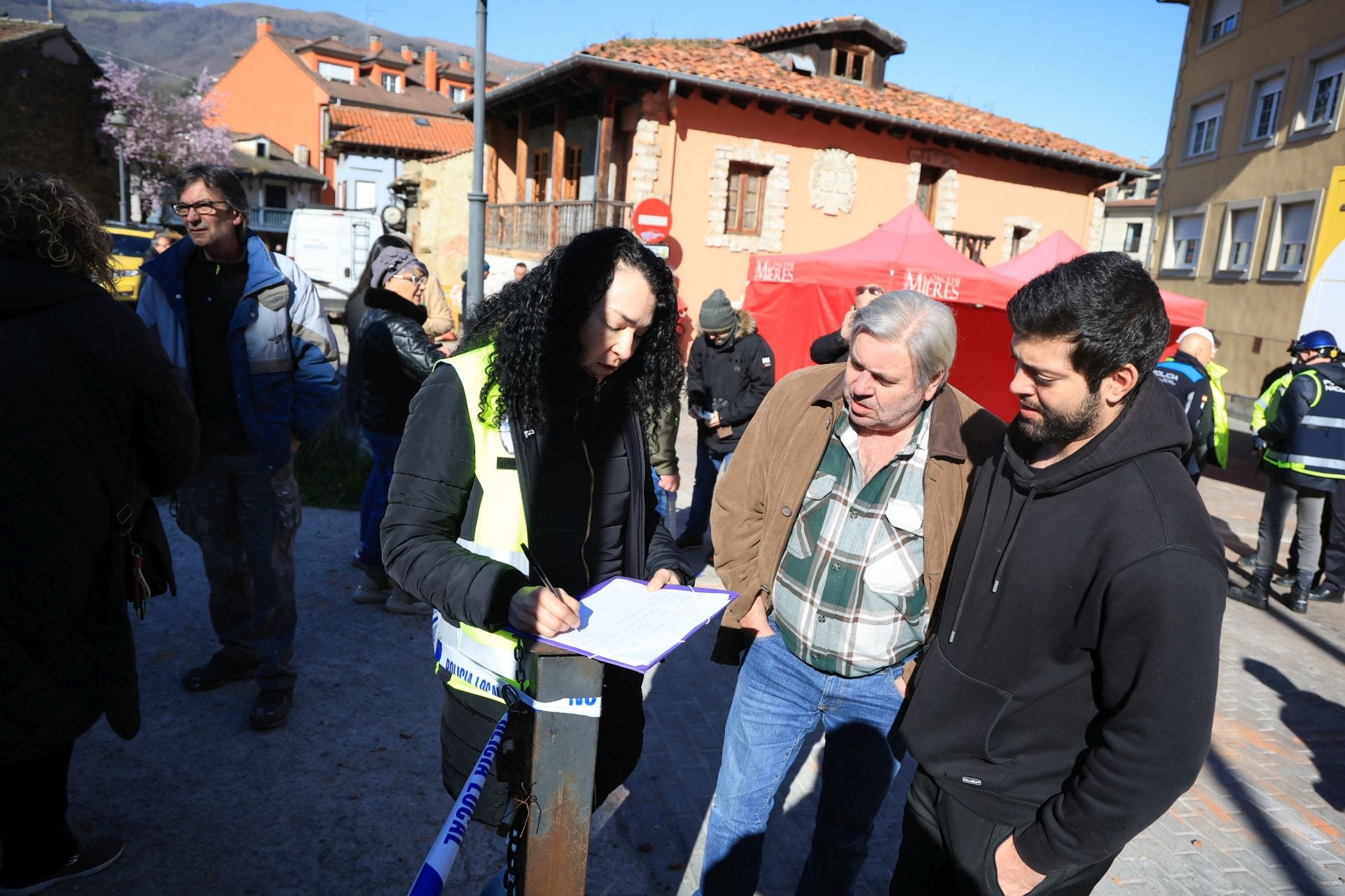 El día después de la explosión en Mieres, en imágenes