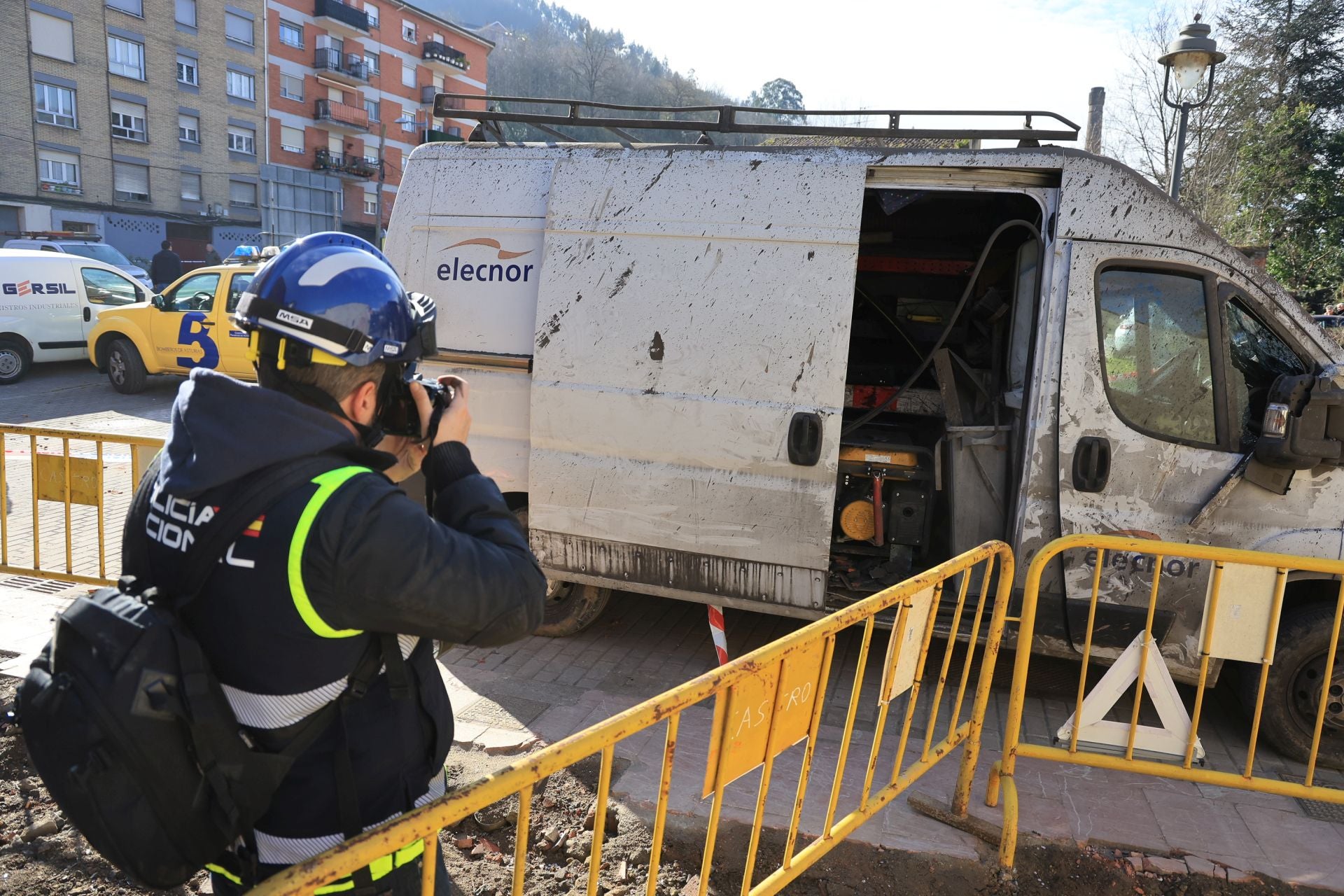 El día después de la explosión en Mieres, en imágenes