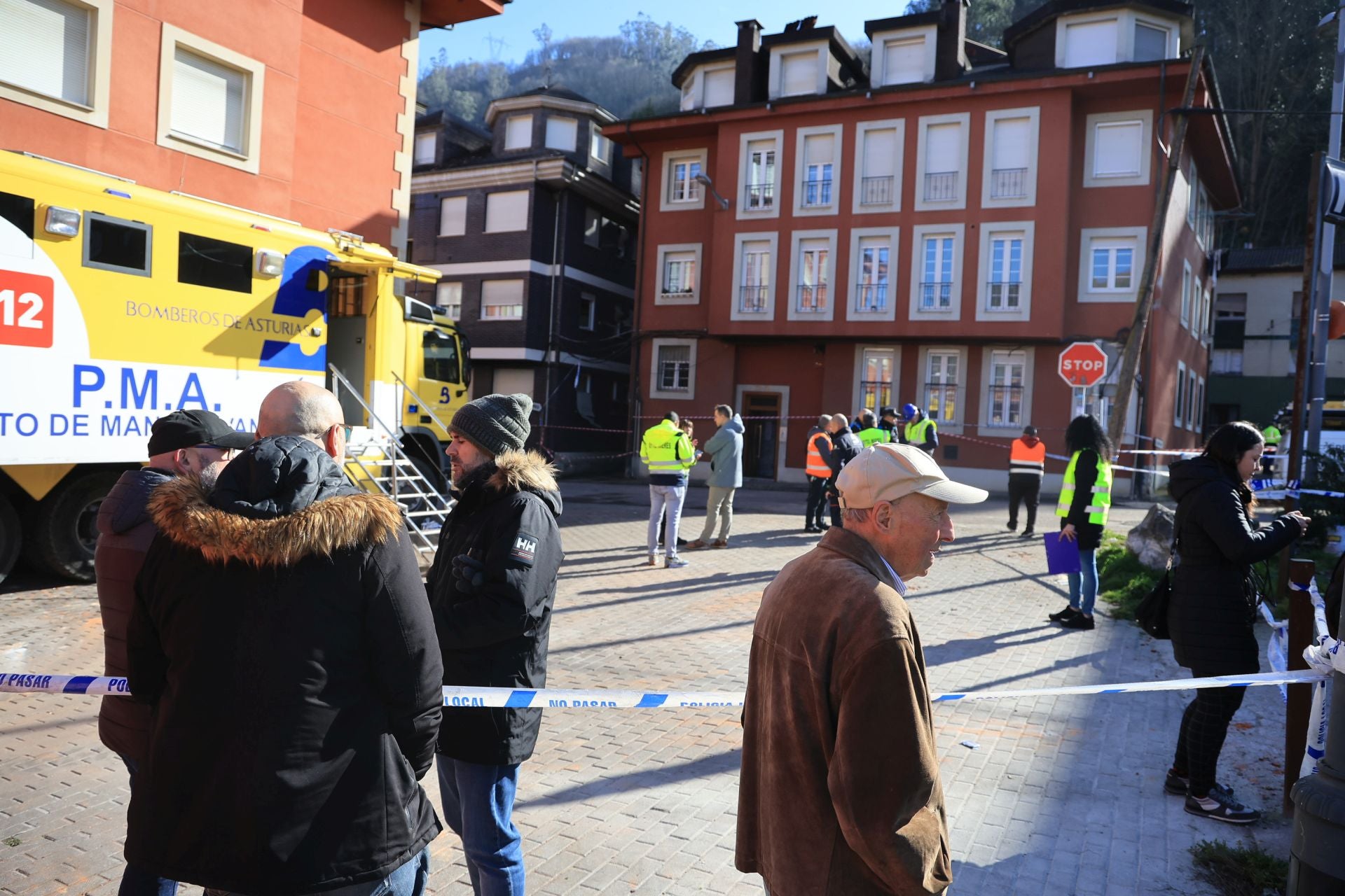 El día después de la explosión en Mieres, en imágenes