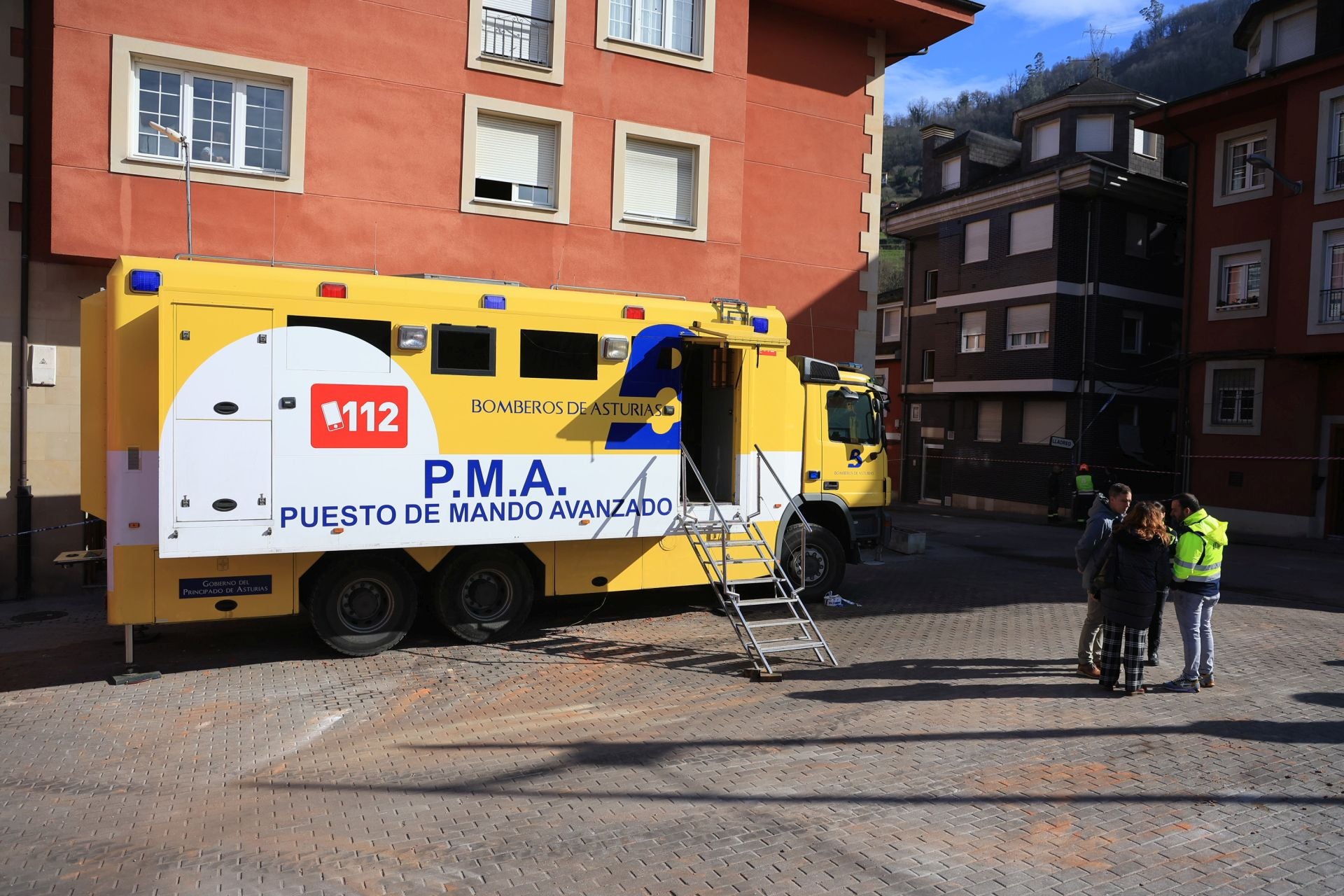 El día después de la explosión en Mieres, en imágenes