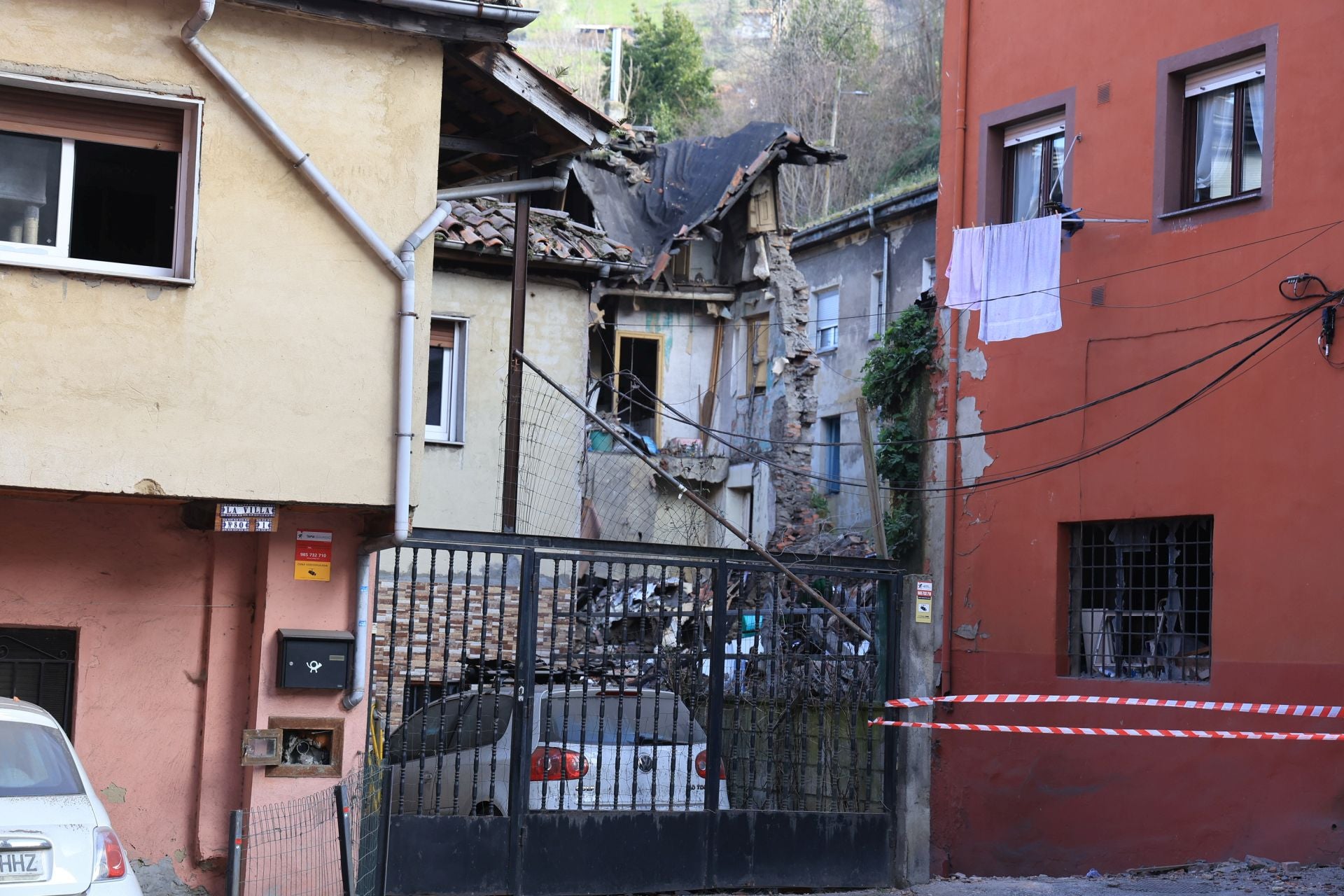 El día después de la explosión en Mieres, en imágenes