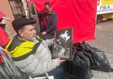 Lalo, feliz al recuperar la foto con su nieto de entre los escombros en Mieres