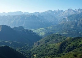 Los Picos de Europa vistos desde la majada de Tebrandi, en Cabrales.