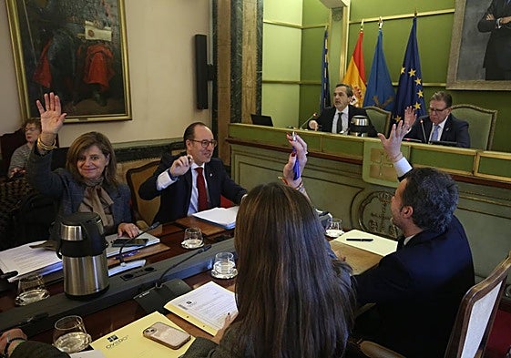 El alcalde Alfredo Canteli presidió la maratoniana sesión plenaria; en la imagen ediles del PP con la mano al alza en una votación.