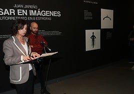 Montserrat López, concejala de Cultura, junto al diseñador Juan Jareño.