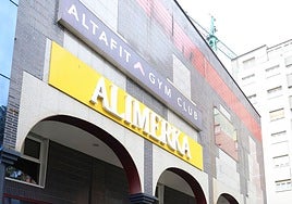 Fachada principal que mira a la plaza Romualdo Alvargonzález sin los elementos metálicos en su franja superior.