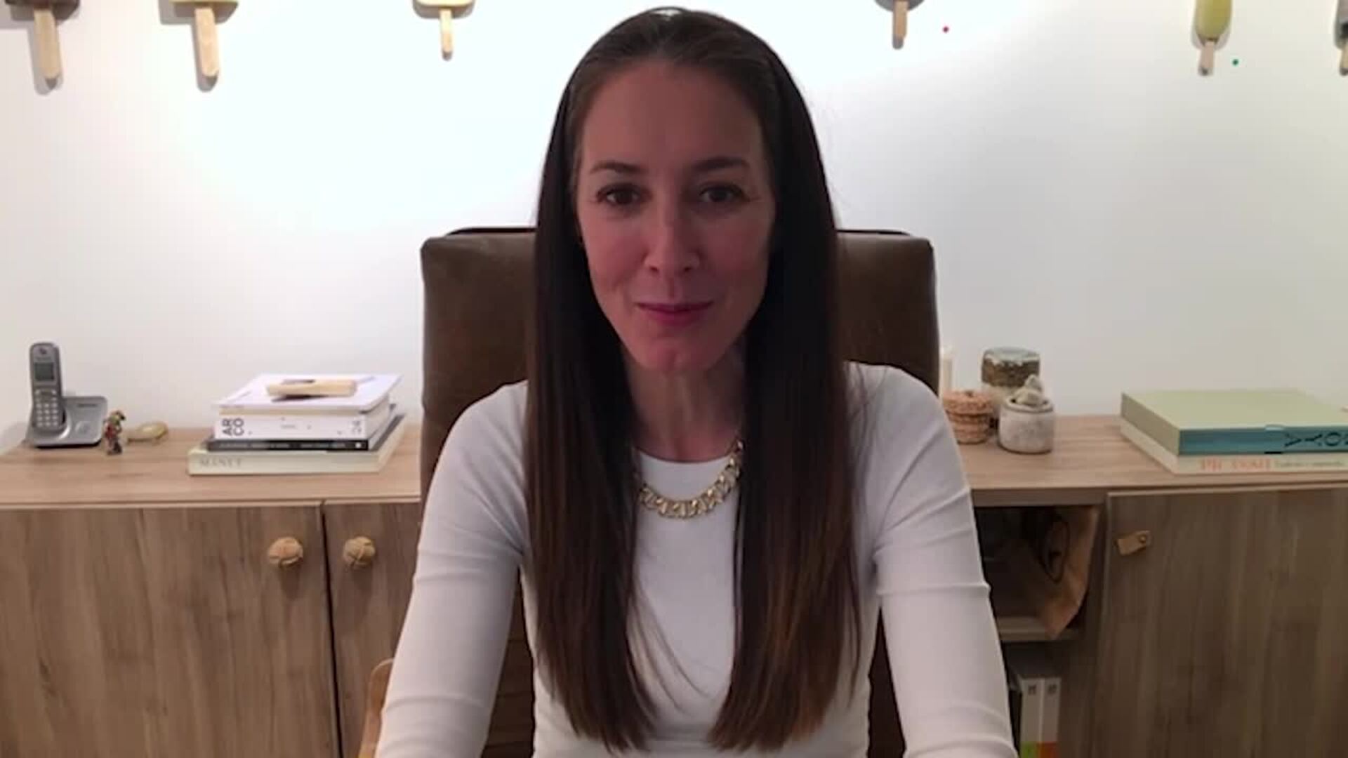 Bea Villamarín, galerista, felicita a EL COMERCIO