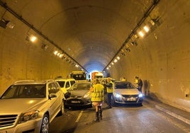 El vertido de un camión en el túnel de la Bolgachina deja siete heridos y un gran atasco en Oviedo