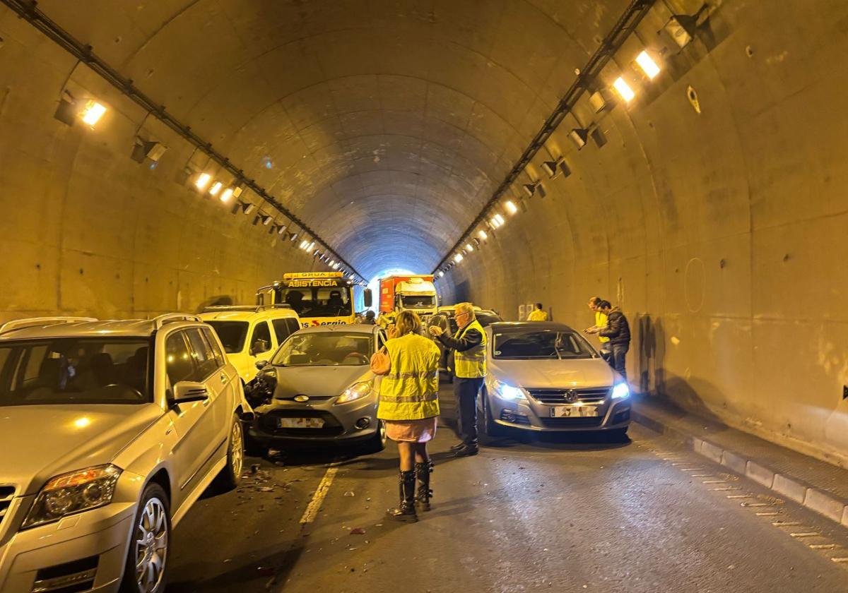 El vertido de un camión en el túnel de la Bolgachina deja siete heridos y un gran atasco en Oviedo