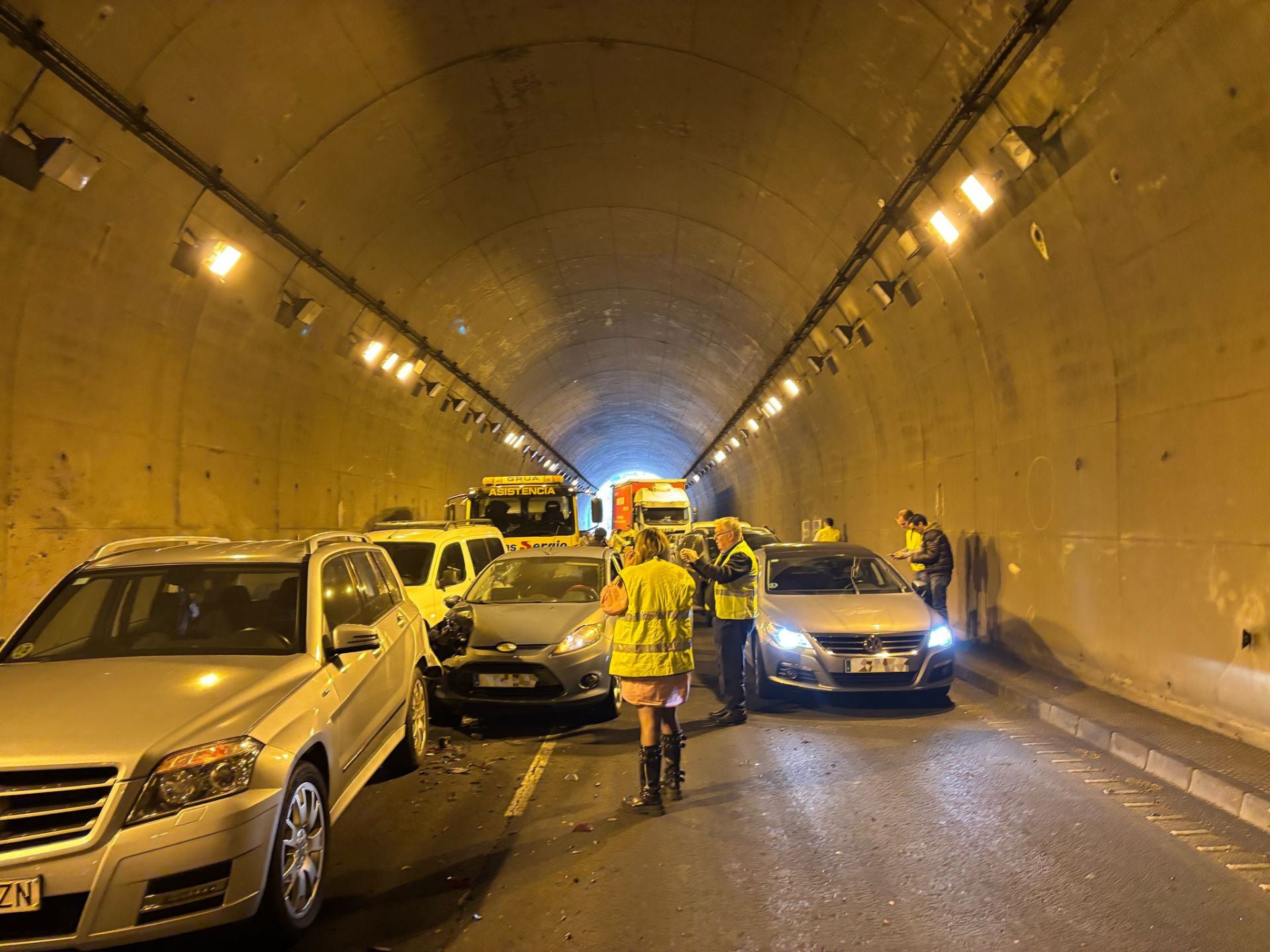 Siete heridos en el túnel de la Bolgachina tras el vertido de un camión