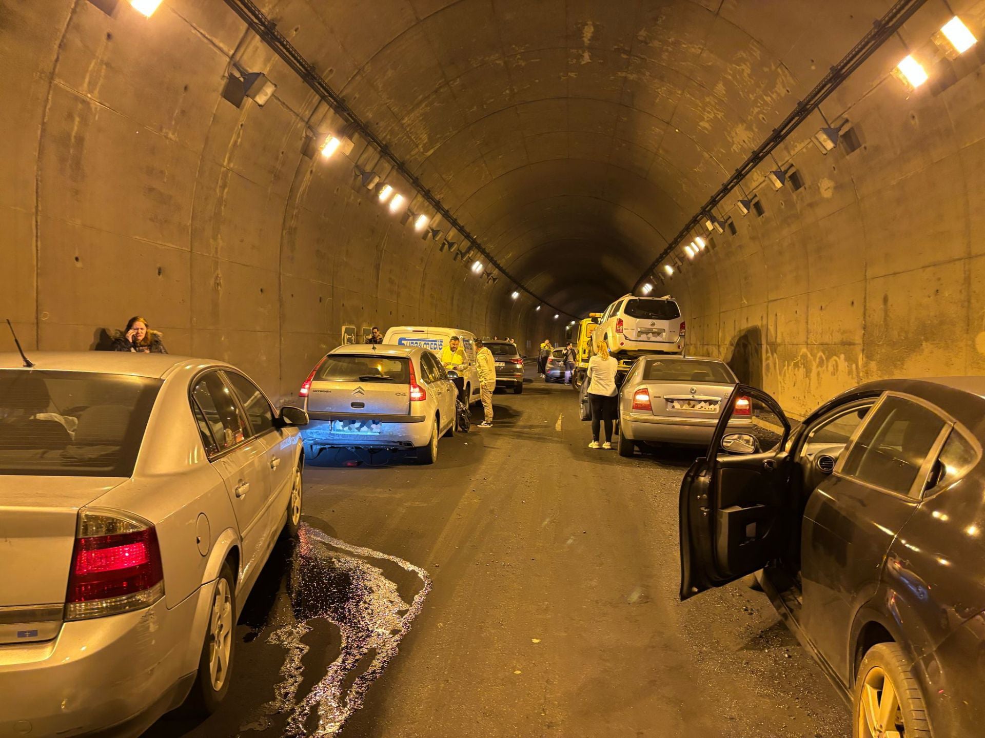 Siete heridos en el túnel de la Bolgachina tras el vertido de un camión