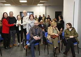 Manuel Cañete recibe de María José Villamarín una figura de recuerdo de la Confederación Gallega de Asociaciones Vecinales, en presencia de Julio Molina, presidente de la Confederación Estatal.