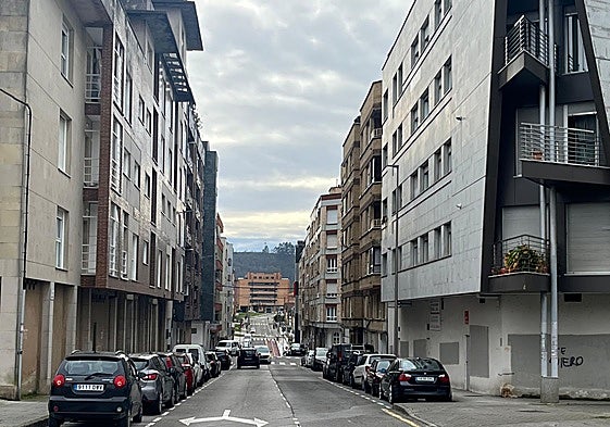 Calle Torrevieja de La Pola, con edificios del ensanche urbano Siero Este al fondo.