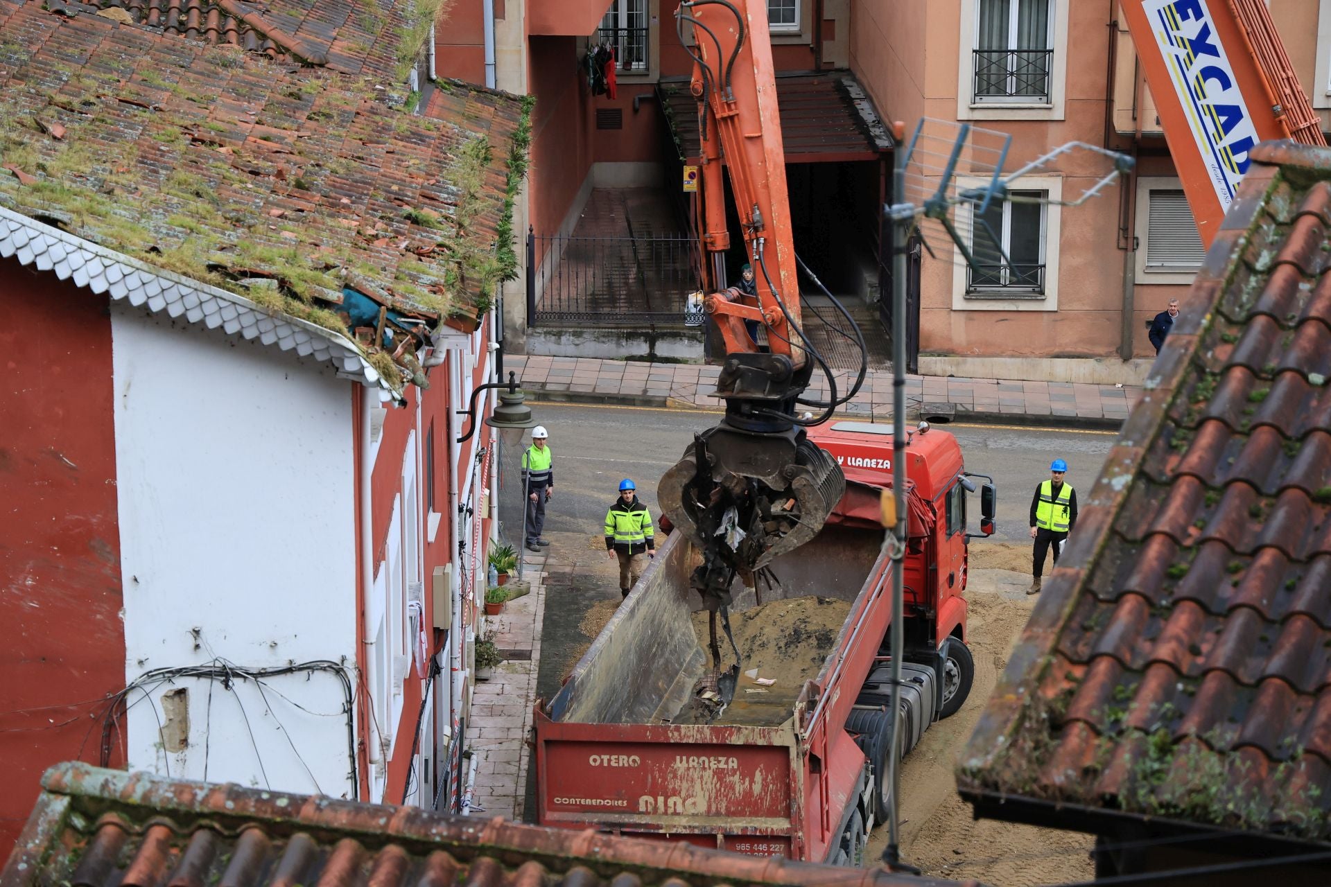 La actividad en Mieres continúa con el derribo de edificios tras la explosión