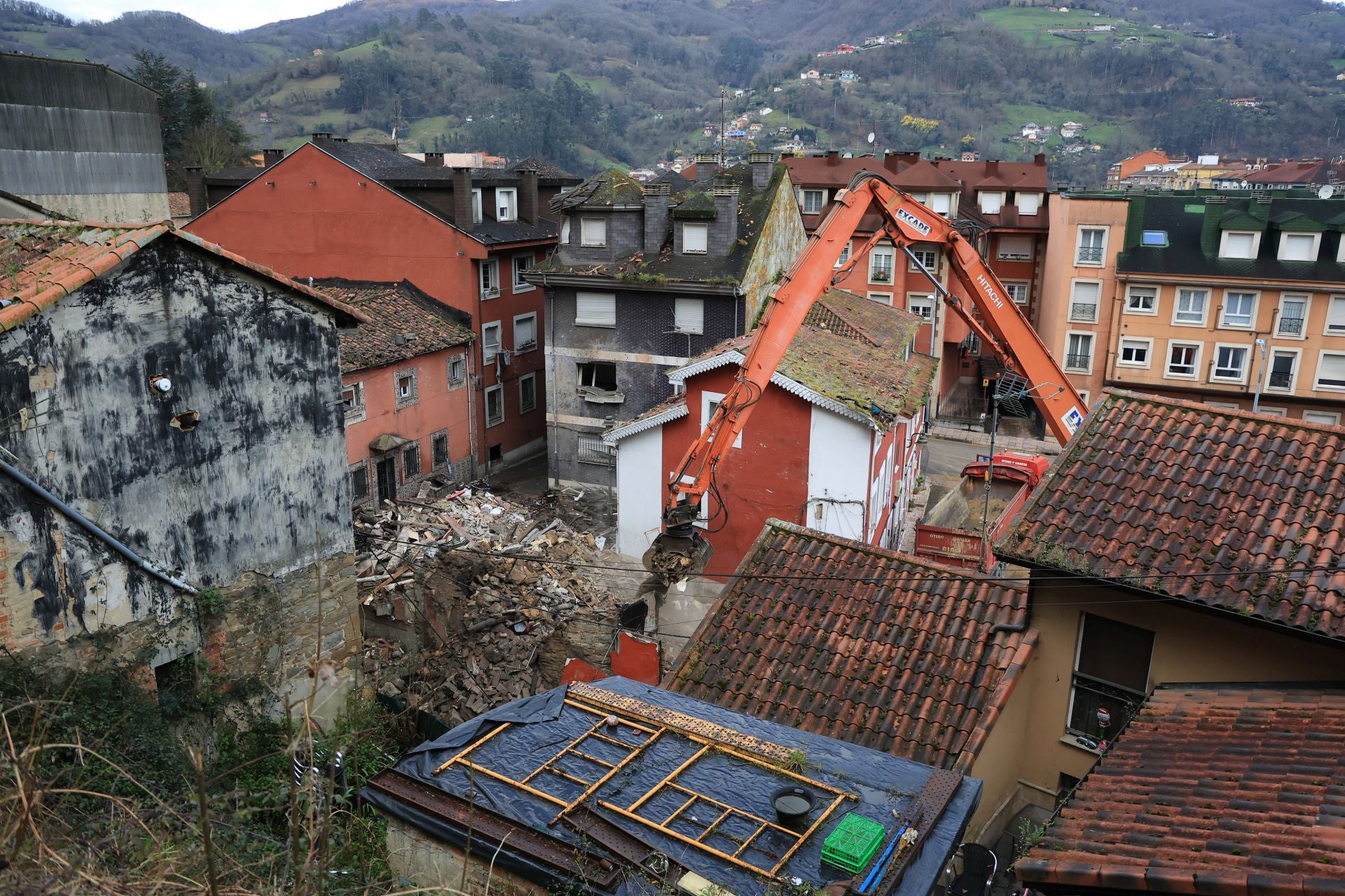 La actividad en Mieres continúa con el derribo de edificios tras la explosión