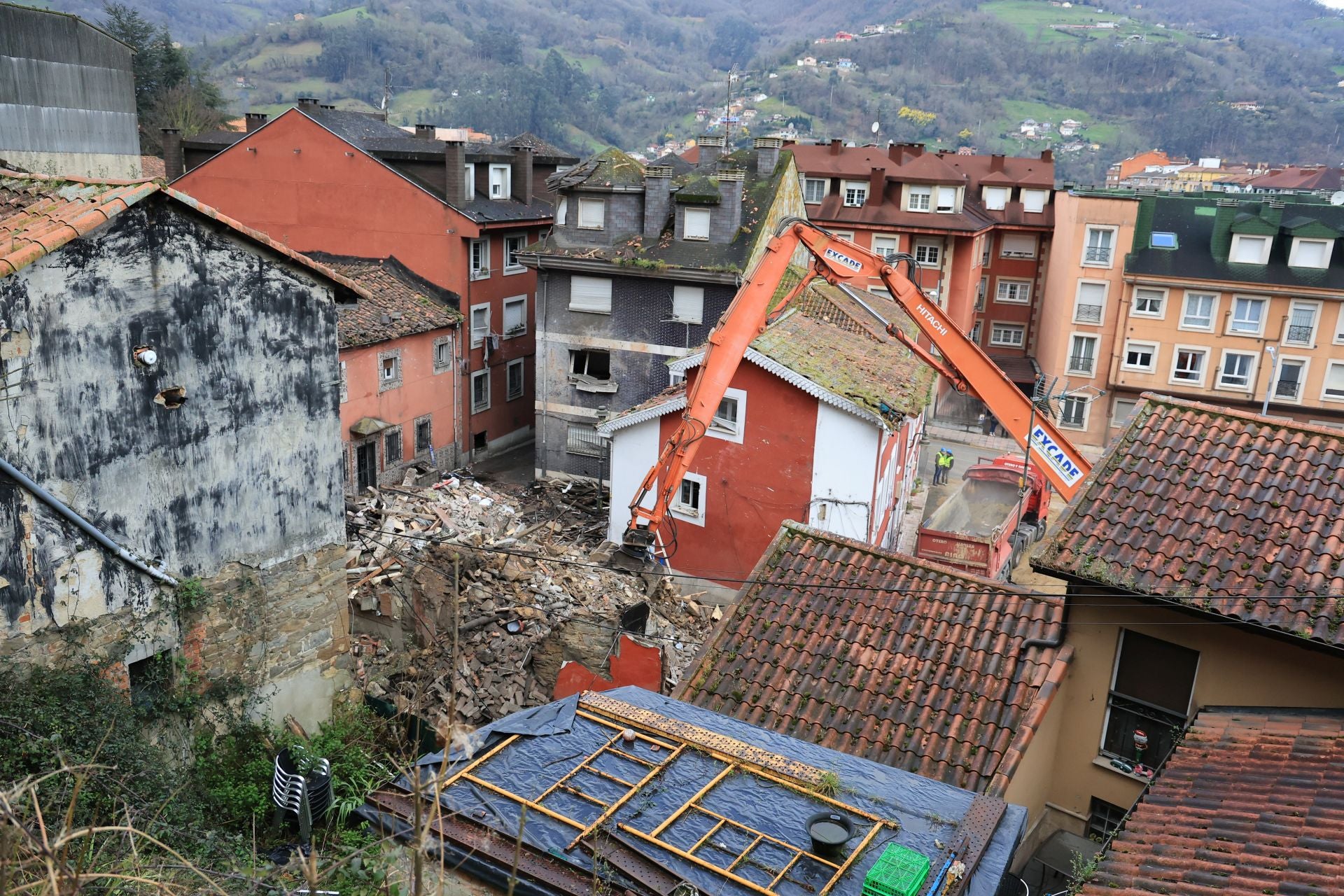 La actividad en Mieres continúa con el derribo de edificios tras la explosión