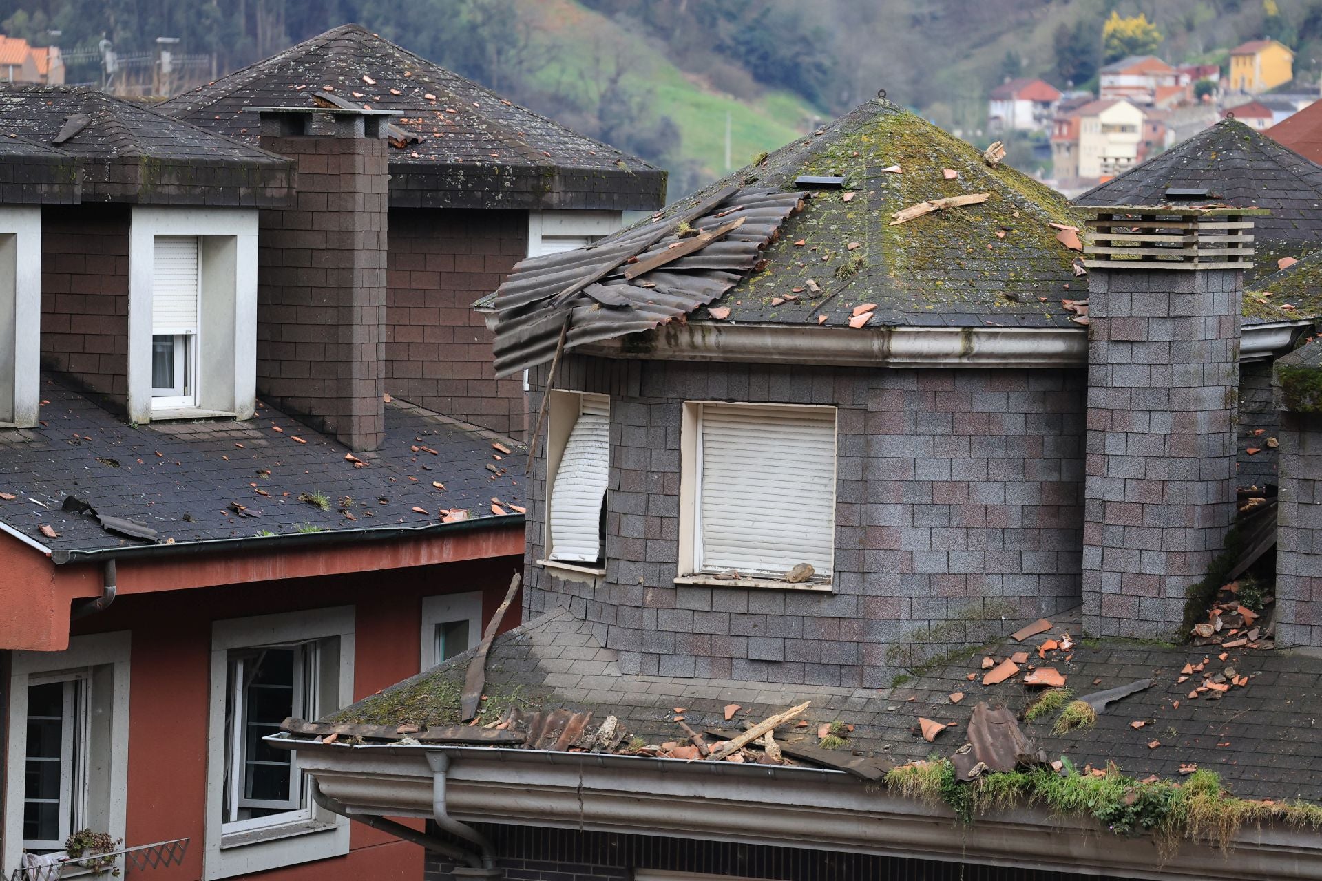 La actividad en Mieres continúa con el derribo de edificios tras la explosión