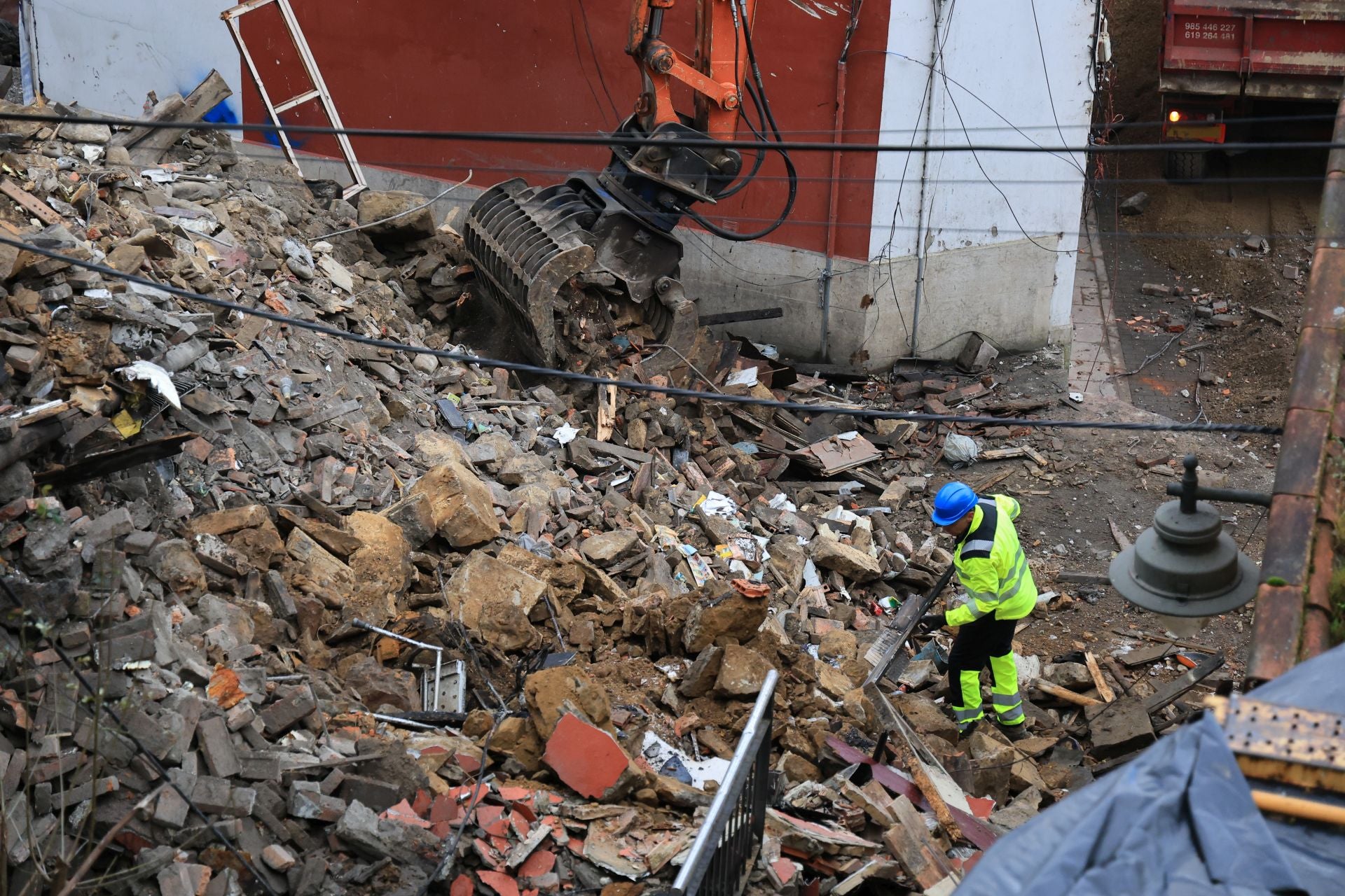 La actividad en Mieres continúa con el derribo de edificios tras la explosión