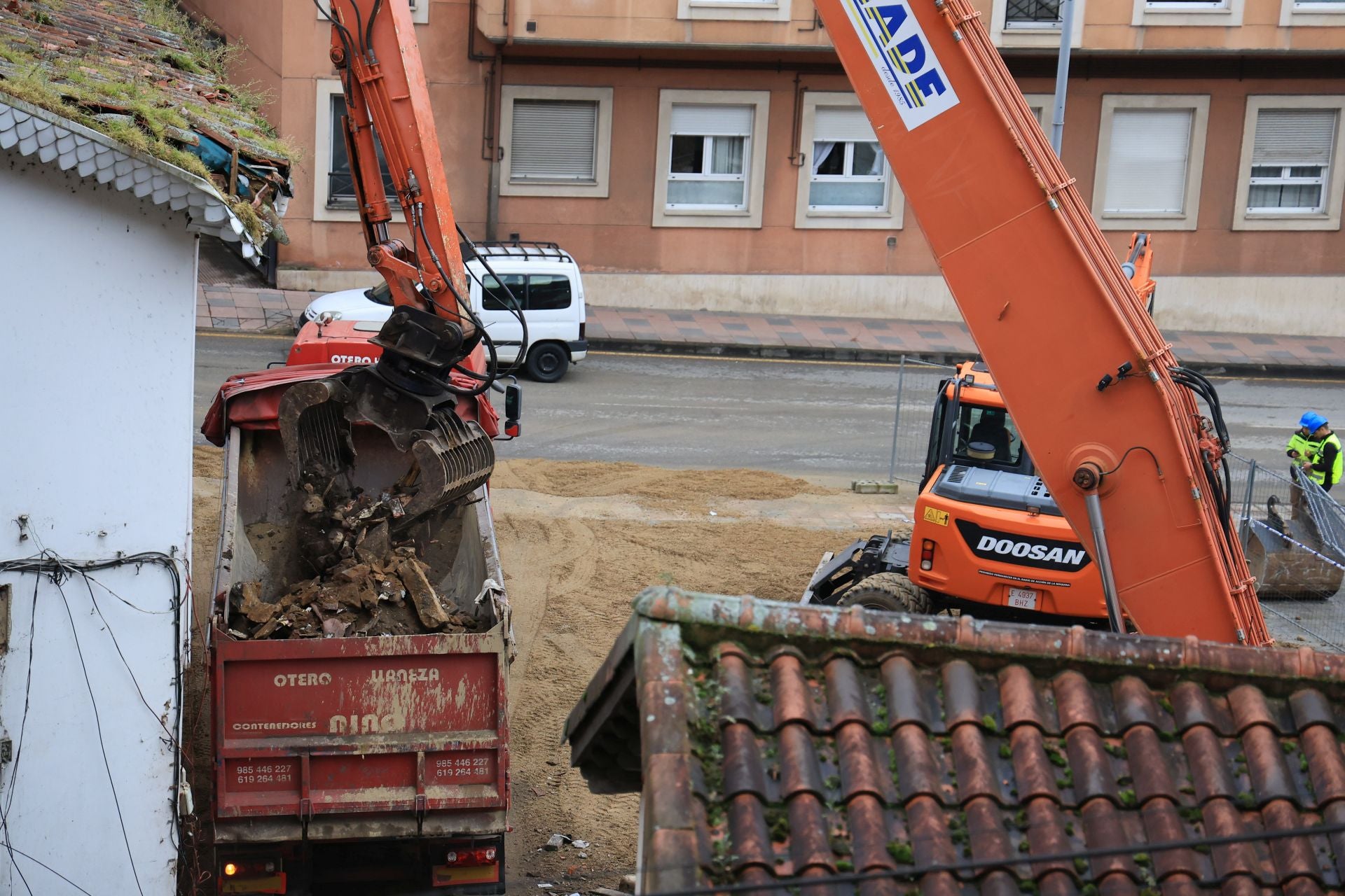La actividad en Mieres continúa con el derribo de edificios tras la explosión